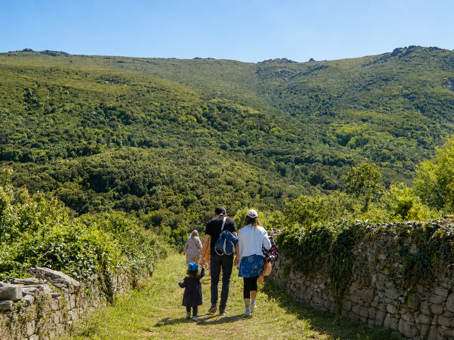 Famille en visite à la chèvrerie, marchant dans la vallée